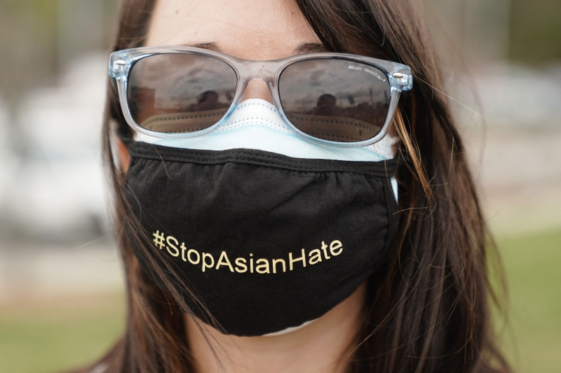 反亚裔仇恨集会上戴著标签“Stop Asian Hate”口罩。