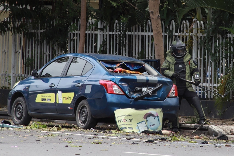 望加锡教堂发生爆炸后，印尼防爆部队守在现场展开调查。（法新社照片）