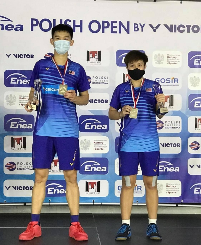 大马混双新搭档锺鸿健（左）与杜依蔚在波兰羽球国际挑战赛首夺冠军。（杜依蔚IG照片）