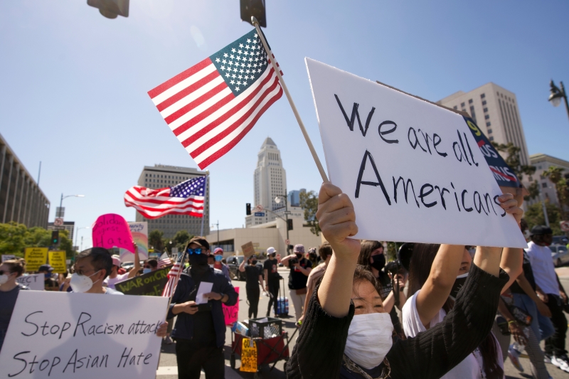 洛杉矶市中心的洛杉矶联邦大楼前游行，高喊“我们都是美国公民！”。