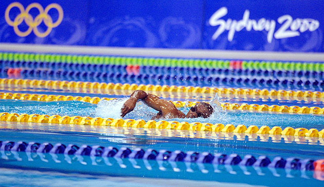 虽游出奥运史上最慢成绩，但从未参赛的穆萨巴尼展现出奋斗精神，赢得了世人尊重。（奥运官网照片）