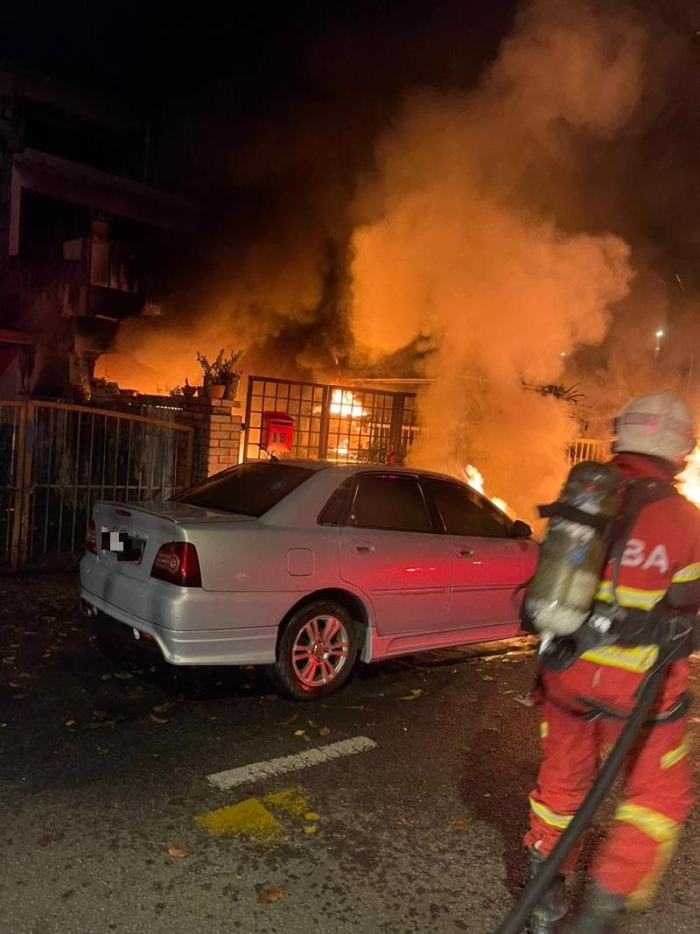 沙亚南太子园一间双层排屋失火，底楼约70%都被烧毁，所幸住户都及时被救出。