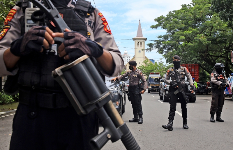 正值基督教的棕榈圣周首日，印尼苏拉威西望加锡一所教堂星期日早上发生自杀式炸弹袭击，2名施袭者当场炸死，另造成至少14人受伤。目前，暂未有组织认责。

警方指两名施袭者共乘一台摩托车突闯入教堂，在大门遭保安截停，其中一人引爆身上炸弹。现场散布人体残肢。

印尼总统佐科威强烈谴责该自杀炸弹袭击事件，形容这起袭击为“恐怖主义行为”，并敦促人们保持镇定。警方正在调查袭击者身分，以及这次袭击事件是否与最近逮捕的“伊斯兰祈祷团”（JI）激进分子有关。

图为事发后警方在教堂周边地区部署大量武警戒备。（法新社照片）
