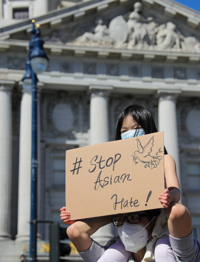 小孩也高举“停止亚裔仇恨”的标语牌诉求。