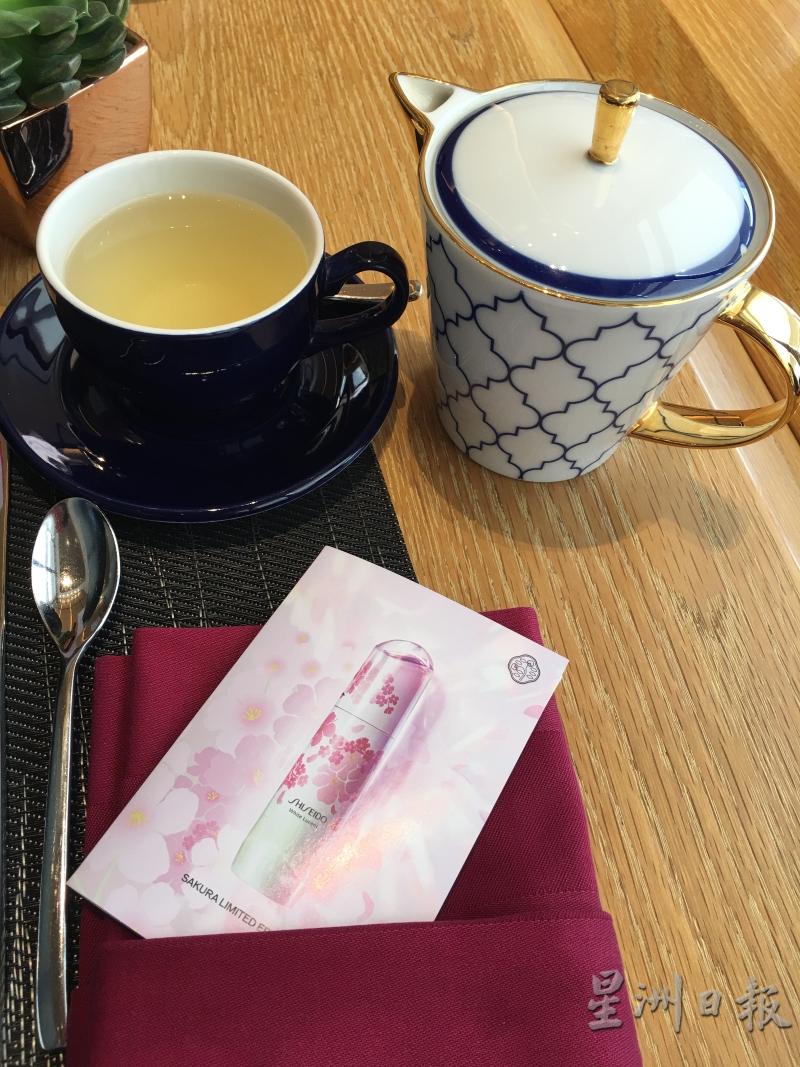 必下每点一份Altitude春季樱花下午茶，便能获得一份Shiseido White Lucent 新透白美肌系列的样品，及50令吉的Shiseido礼券。