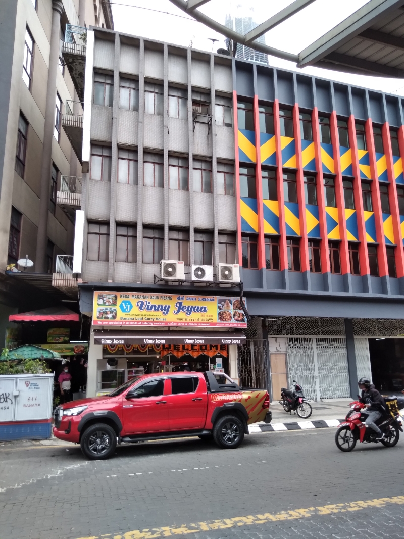 罗爷街现已改名为Jalan Hang Kasturi，当年的昌利茶室已变成这间印度餐厅，而三楼的《新明日报》也早已关门大吉！（作者提供照片）