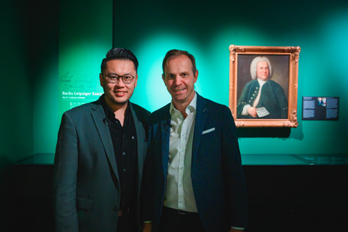 陈子虔（左）与著名巴赫学者兼纪录片联合主持人，米凯尔·茂尔于莱比锡巴赫博物馆跟巴赫唯一的肖像合影。（受访者提供）