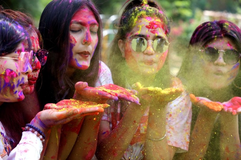 数名女子被颜料彩色染花了脸，每个人都有了属于自己的面具。

