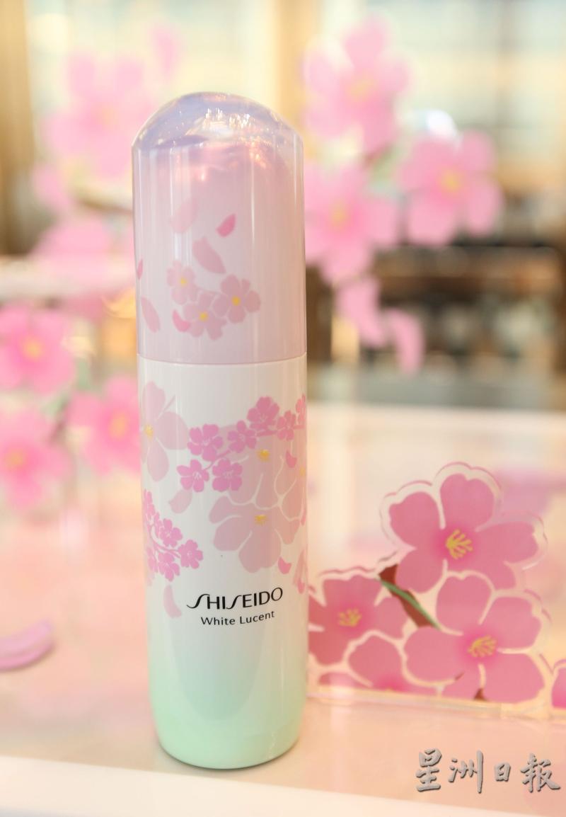 Shiseido White Lucent 新透白美肌系列的精华液今年推出限量版的樱花造型包装，与Banyan Tree Altitude春季樱花下午茶主题一拍即合，促成这个美丽的合作。