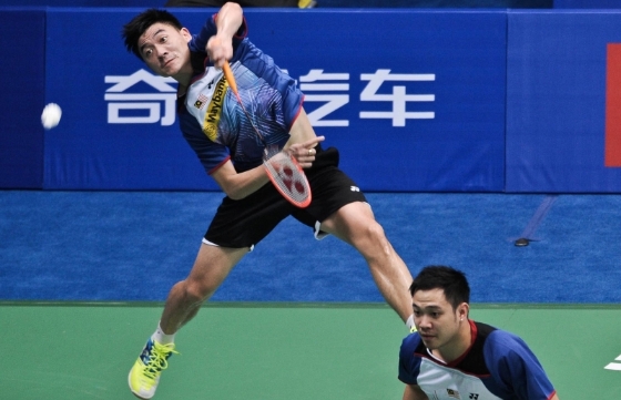 陈文宏（左）和古健杰一搭档，即在球场上掀起一阵旋风，还赢得多哈亚运会男双金牌和全英赛男双冠军。（本报资料中心）