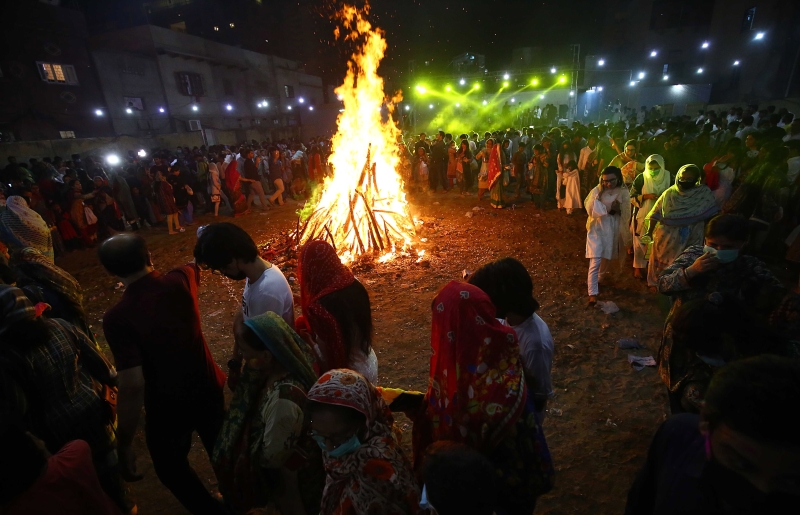 洒红节一般从前一天晚上烧毁用草和纸扎成的Holika 像开始，人们会聚在一起欢乐的载歌载舞。

