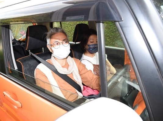 陈敏儿29日早上11时左右被目击驾车现身，她有些许疲态但表现平静，并未回应媒体提问。
