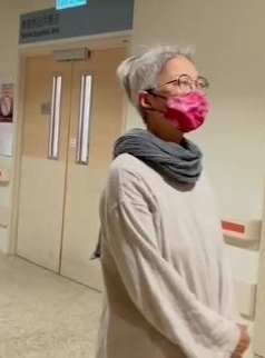 港媒28日下午约2时拍到陈敏儿步出病房，一脸憔悴显得忧心忡忡 。