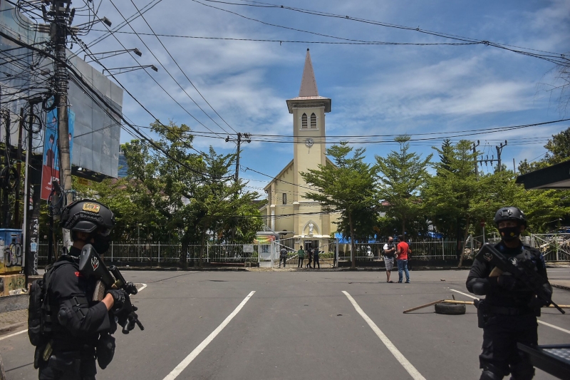 发生自杀式炸弹袭击后，警方在教堂外驻守。(法新社照片)