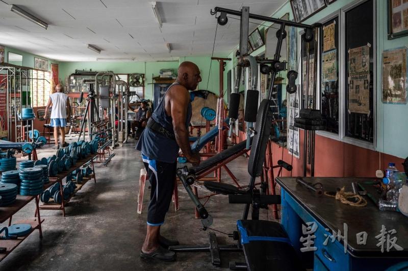 A.阿罗奇沙米在家乡安顺成立一所健身房，民众仅需付费1令吉就可进入进行锻炼。

