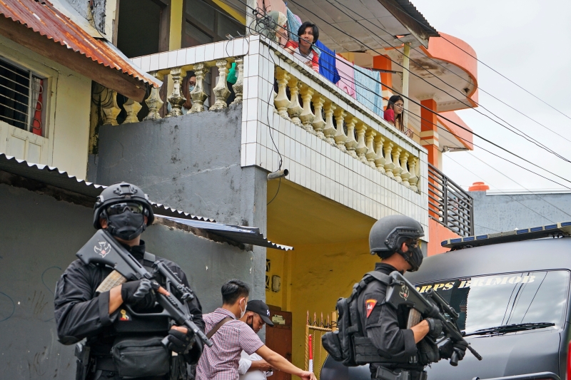 印尼警队周一搜查南苏拉威西省望加锡的一户民宅。（图：美联社）