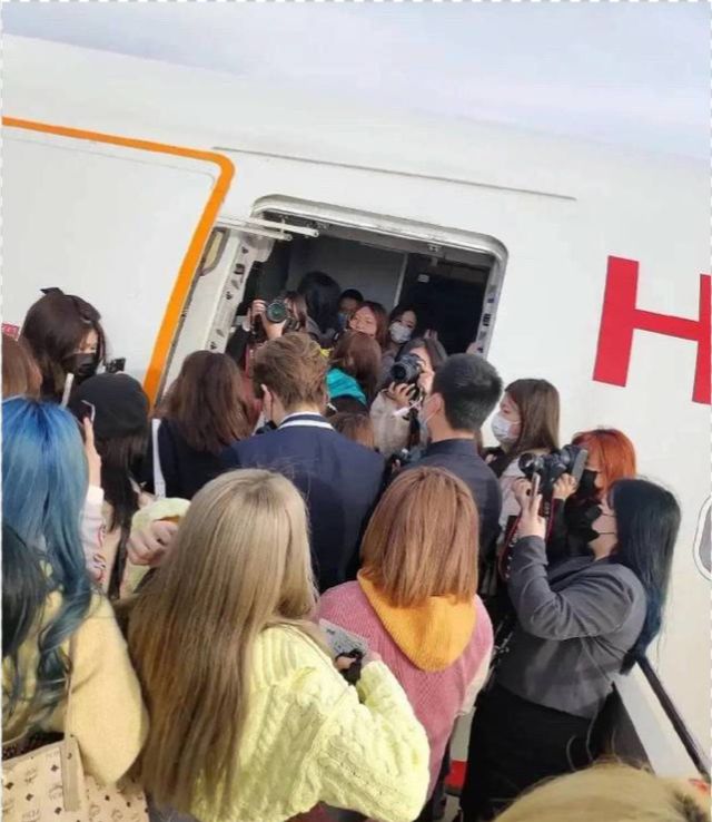 《青3》粉丝不仅在机场等候区拍照，更是跑到飞机前围堵。