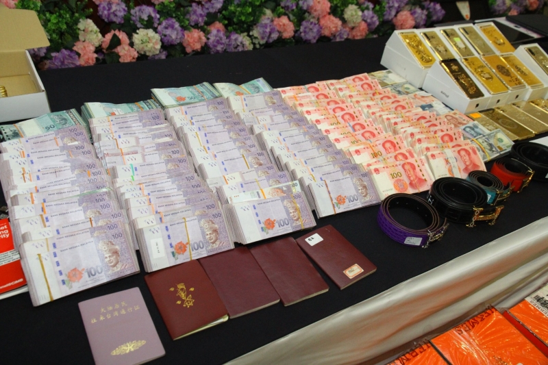 警方起获大批包含马币、人民币、港币、美元及泰铢的现金。