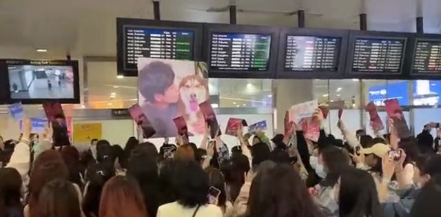 《青3》人气选手出发去录制《王牌》，让机场围堵了大批粉丝。