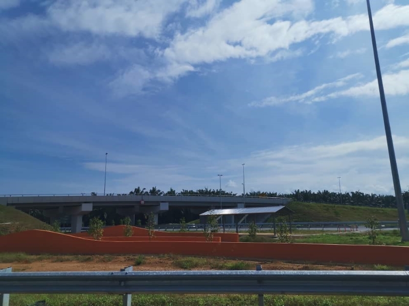 西海岸大道部分路段已开放通车,大道周遭也进行了美化工作。(档案照) 西海岸大道部分路段已开放通车,大道周遭也进行了美化工作。(档案照)
