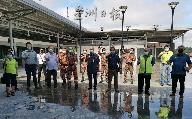 加帛县议会主席拉丁（前右二）等视察多层停车场顶楼时合影。
