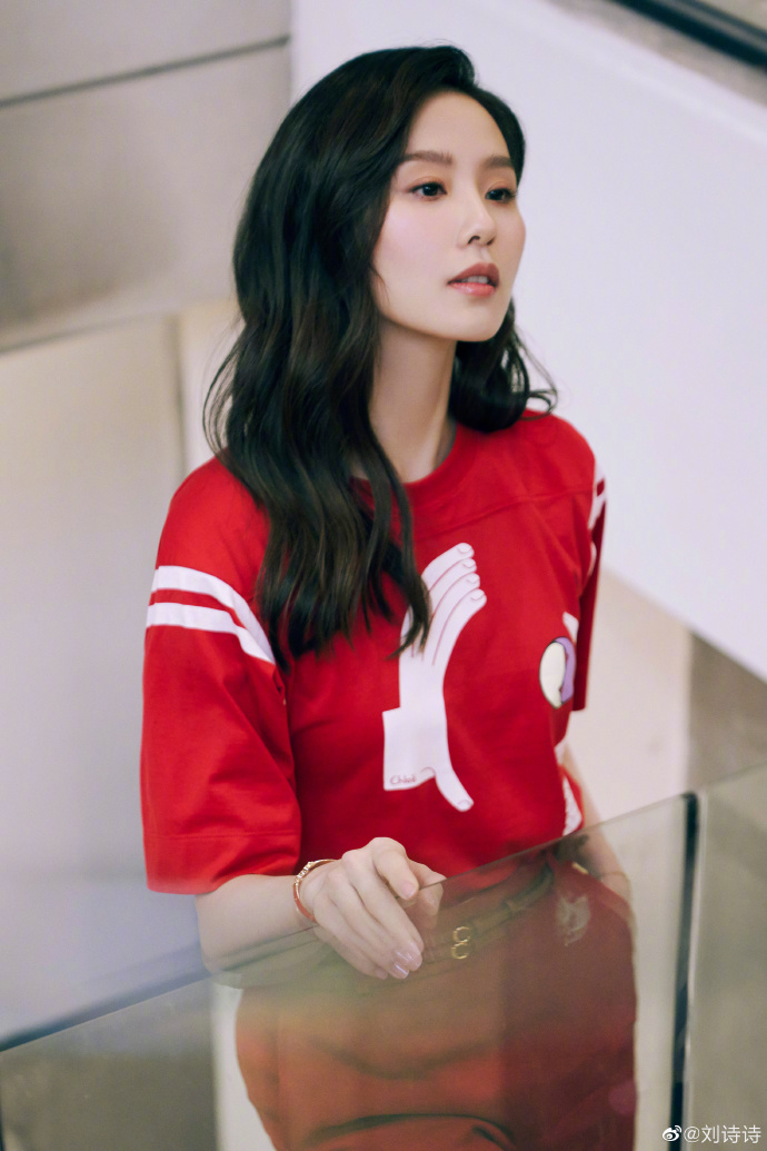刘诗诗去年10月接受时尚杂志专访时，曾表示自己的性格不适合综艺节目。