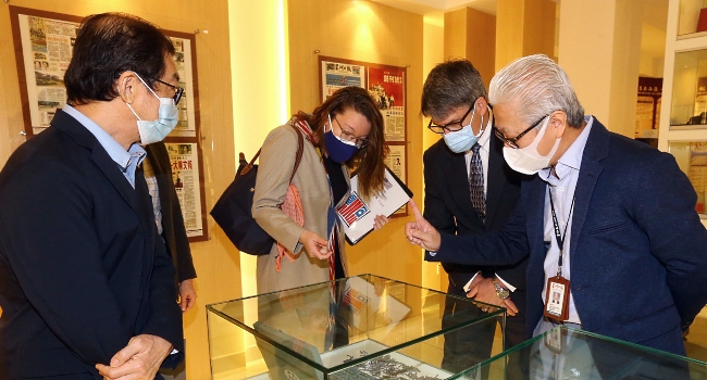 The Ambassador (R2) visiting the Sin Chew History Gallery. SIN CHEW DAILY