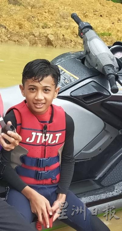 年纪小小的莫哈末诺曼善于驾驶水上摩托艇，并利用这项技能协助警方在海上进行搜救工作。