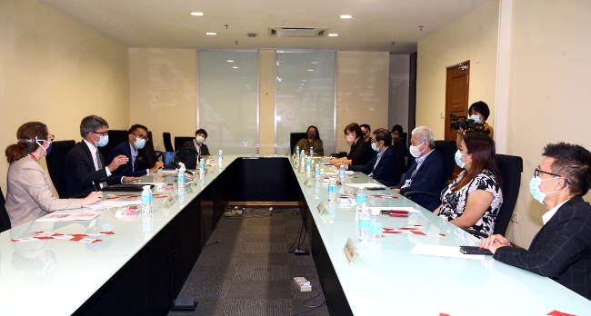 Dialogue between Sin Chew Daily's editorial staff (right) and representatives from the United States Embassy. SIN CHEW DAILY