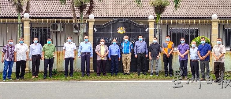 Dong Zong president Tan Tai Kim (L8) was in Jerantut magistrate's court to support eight committee members of Jerantut Chinese primary schools committee charged with unlawful assembly for displaying banners to protest the inclusion of Jawi in BM textbooks for Chinese primary schools. SIN CHEW DAILY