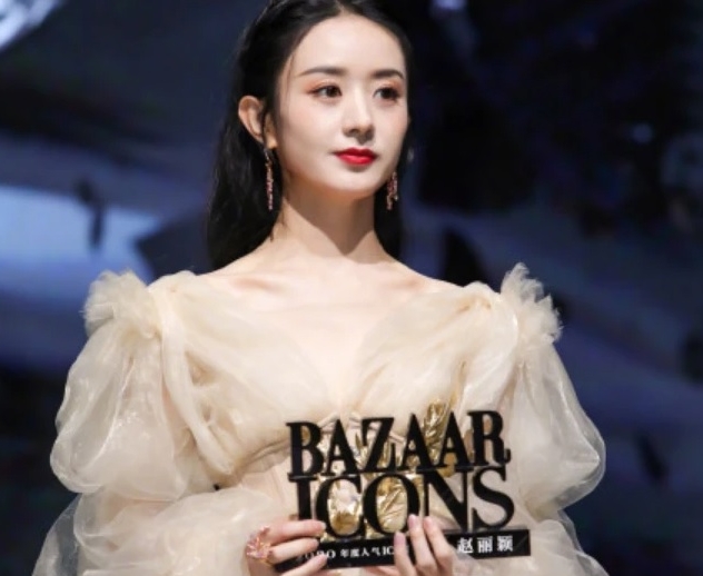 赵丽颖选择“国货”登台，这身鎏金炫彩纱裙由郭培定制，显得柔美清甜。