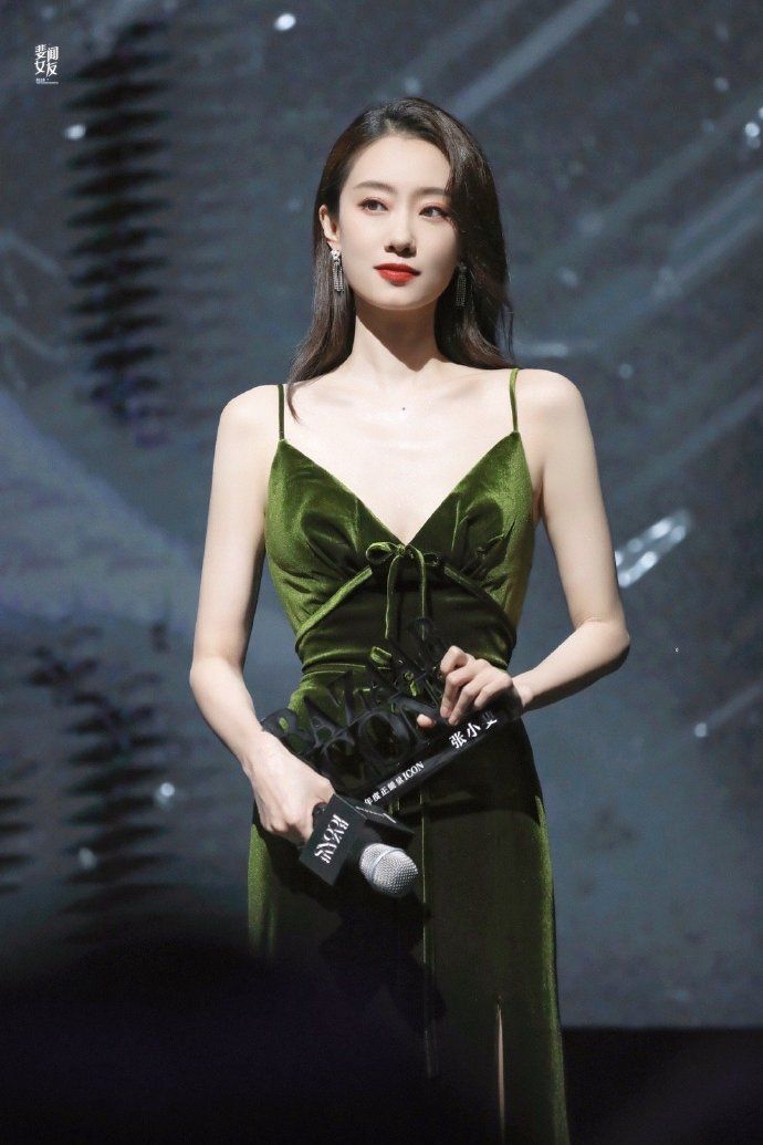 张小斐上台领奖时换上中国设计师兰玉打造的另一袭墨绿色丝绒礼服，透出一股优雅大气。