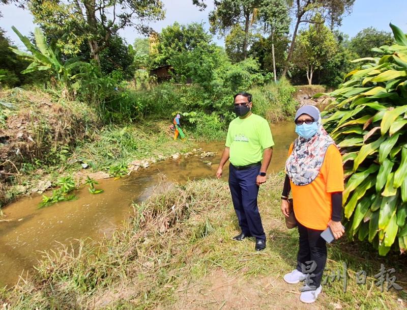 威拉班（左）及阿祖丽阿兹扎促请民众停止将垃圾丢入河流，共同保持河流清洁。