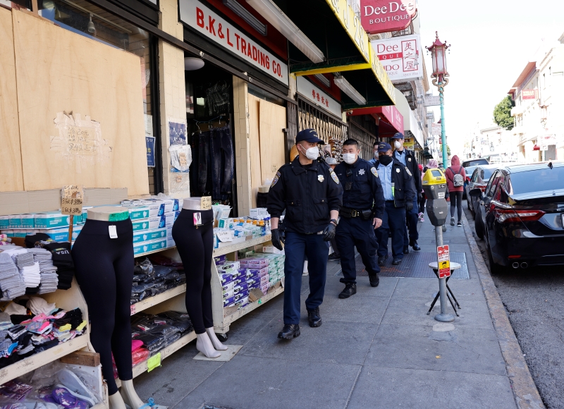 旧金山警察、实习警察和志愿人士周二在加州旧金山唐人街巡逻，以提高对反亚裔暴力行为的戒备。（欧新社照片）