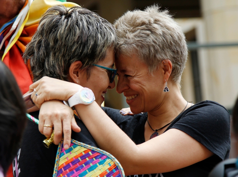 哥伦比亚法院赋予同性情侣合法结婚权益的当天，维权人士们深感欣慰。(图片 美联社)

