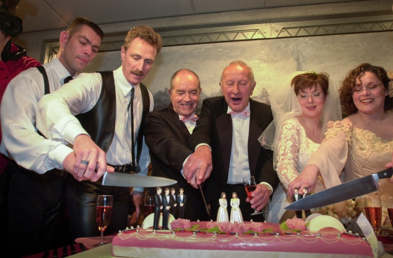 2001年的4月1号，三对同性情侣在阿姆斯特丹市政厅完成结婚仪式后，在婚礼上一起切蛋糕。这天是荷兰先于世界上其它国家、第一次同性婚姻化的婚礼。(图片 美联社)