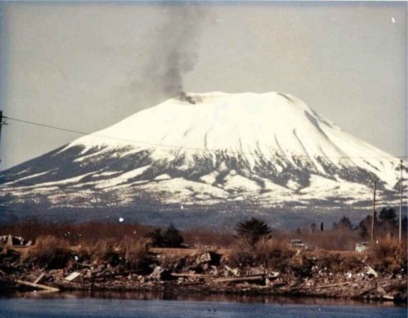 1973年阿拉斯卡Edgecumbe火山冒烟，原来是一名居民跑到火山口点燃数百轮胎的恶作剧。 