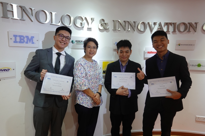 资讯科技学士课程（荣誉）数据分析课指导黄淑敏（左二）恭贺得奖学生在Hack2Hire竞赛表现特出。