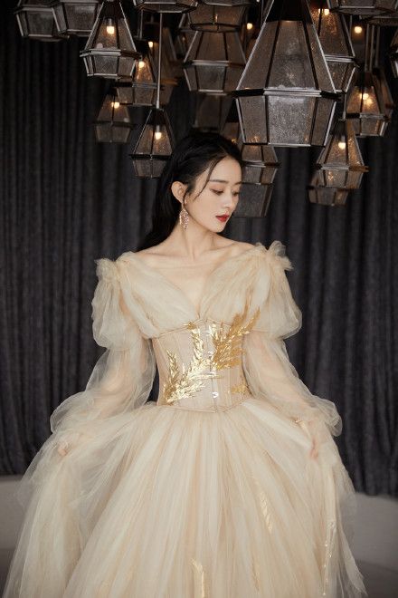 赵丽颖上台领奖时穿郭培设计的高定纱裙，被指找回了最适合她的甜美风格。
