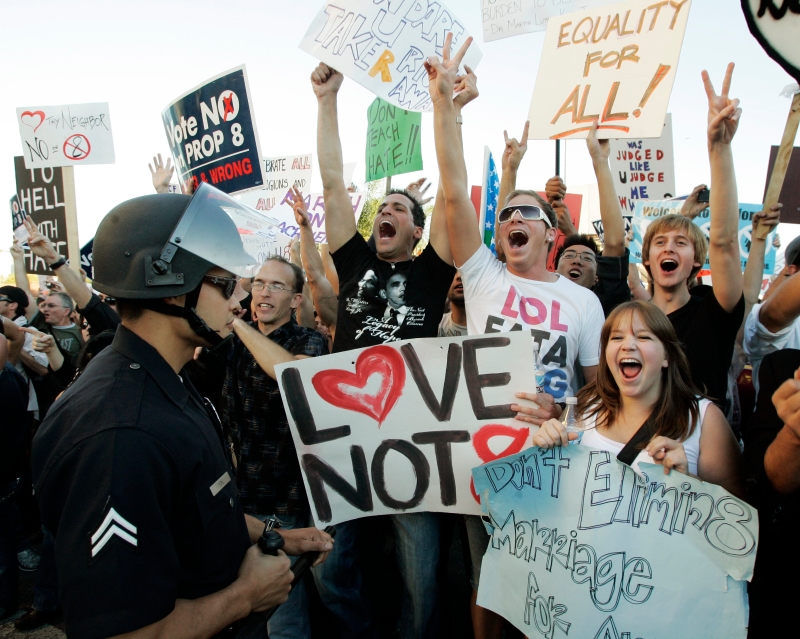 美国加州一项反对同性婚姻合法化的修正提案被宣布无效时，同婚支持者们大感雀跃。 (图片 美联社)
