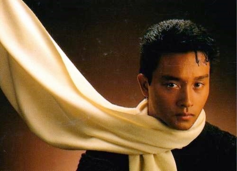 张国荣一举成名的作品《风继续吹》是他的第2张专辑，第一是《情人箭》于1979年推出。