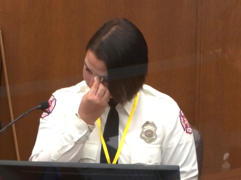 明尼亚波利斯女消防员汉森作供时指， 当时的场面是有一名男子（弗洛伊德）被杀，指自己本来可以尽力为对方提供医疗协助，但遭到绍文拒绝。而她在庭上曾一度哽咽掉泪。（美联社照片）