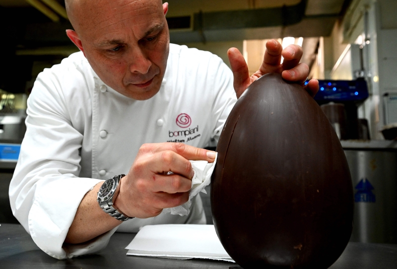 糕点厨师Walter Musco专心一意在雕刻模型，而现场环境必须维持一定的低温 ，以免巧克力很快会融化。
