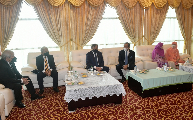 慕尤丁（右三）抵达古晋国际机场后，在贵宾室稍作休息；左起砂副首长阿旺登雅、詹姆士玛欣及阿邦佐哈里。（马新社图）