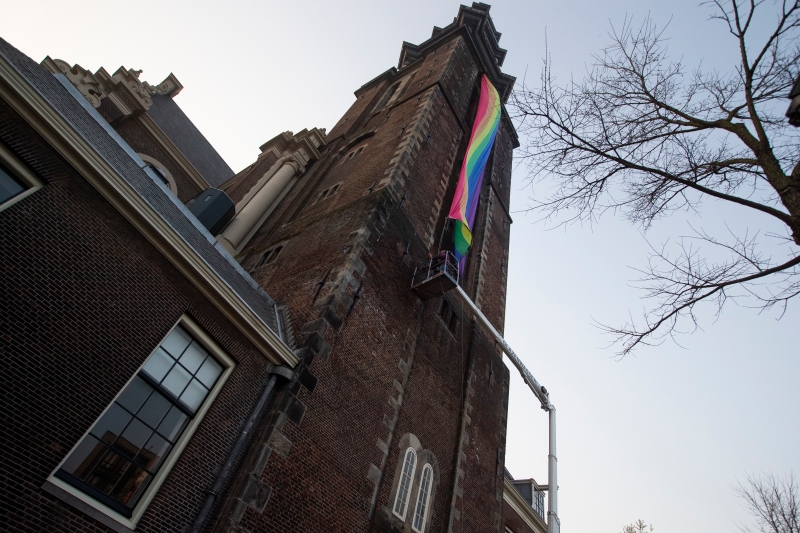 4月1日，荷兰阿姆斯特丹的维斯特教堂钟楼上悬挂起了一大面彩虹旗，以纪念第一次合法的同性婚姻成立20周年。 (图片 美联社)