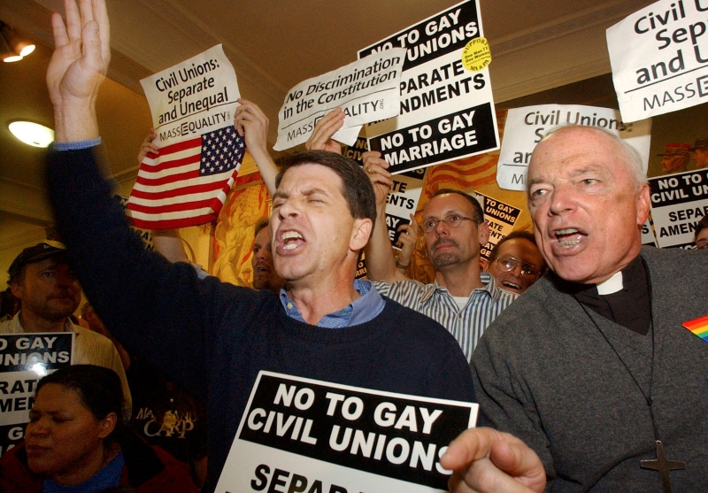 同性婚姻合法化的冲击一度让宗教人士深感不满，在美国波士顿州议会大厦前针对相关修正法案表示抗议。(图片 美联社)