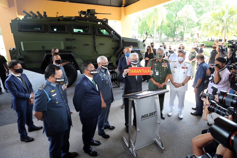 依斯迈沙比利（中）向媒体展示首辆国产4X4高机动装甲车的名字——“TARANTULA”（塔兰图拉狼蛛）。