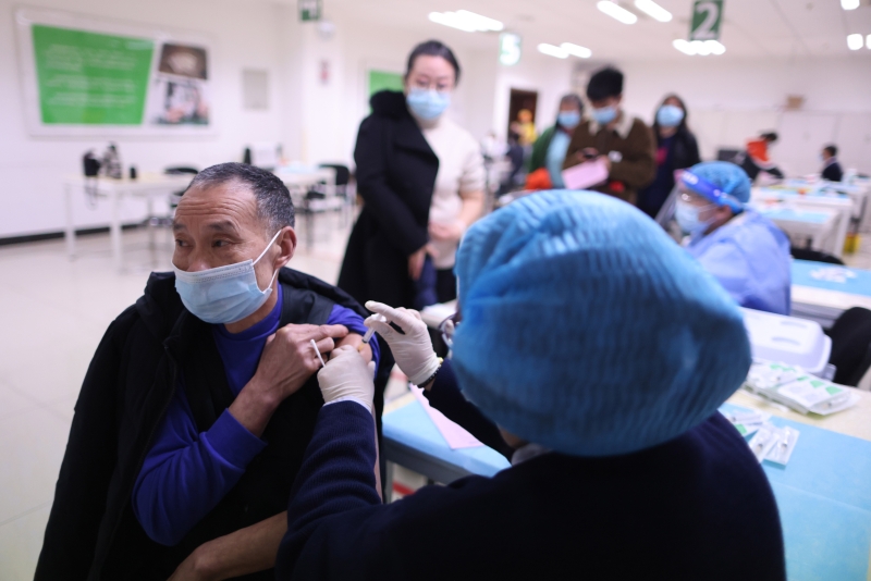 3月21日，中国国家卫生健康委员会疾控局一级巡视员贺青华介绍，中国将大规模开展60岁以上老年人群的疫苗接种。资料图为3月19日，北京市海淀区学院路疫苗接种点内，一名67岁的居民接种疫苗。（中新社照片）