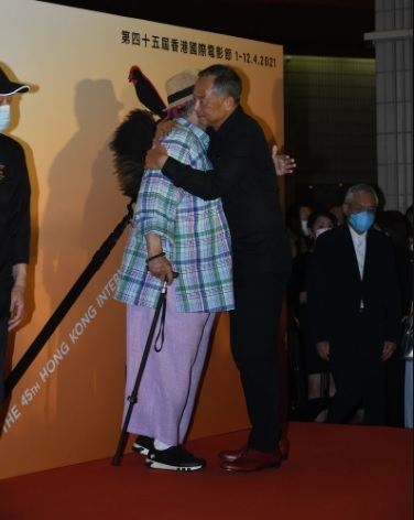杜琪峰与洪金宝两位老友在台上开心拥抱。