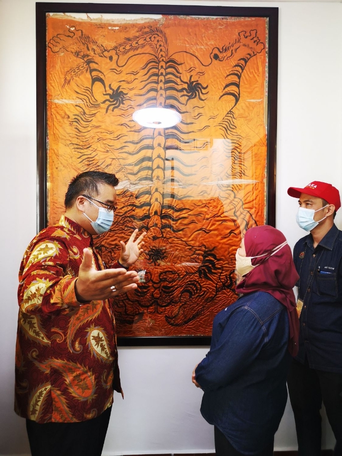 一心发扬王爷文化的颜泳和（左）引领旅游部长南茜苏克利参观参观马六甲送王舡博物馆。